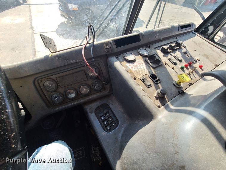 image for item DH7053 2006 Freightliner Condor  refuse truck