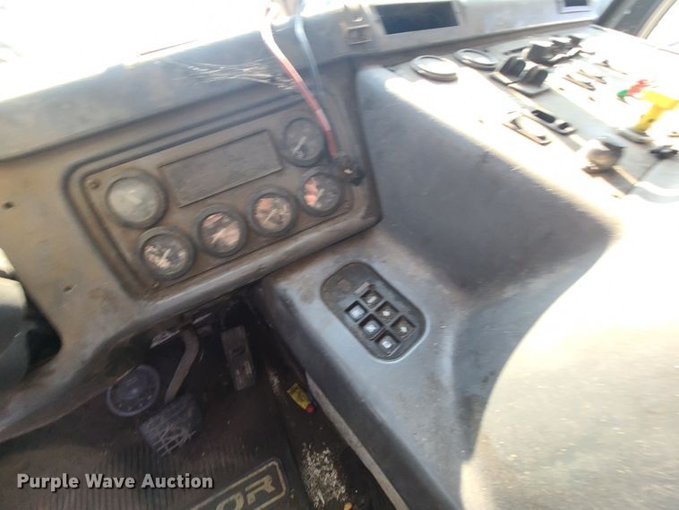 image for item DH7053 2006 Freightliner Condor  refuse truck