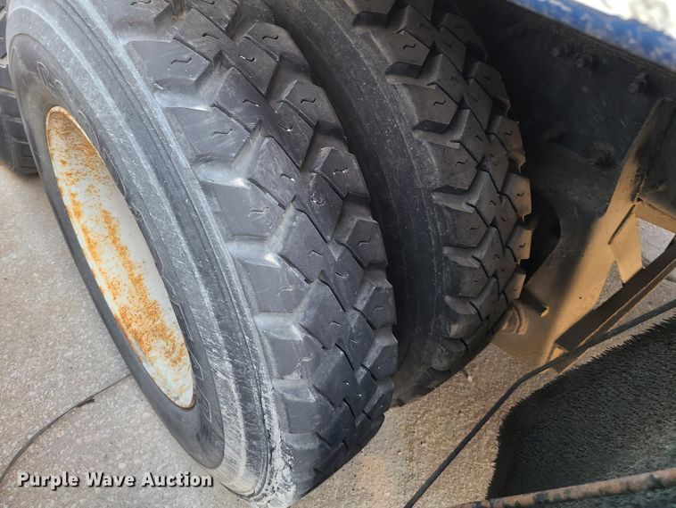 image for item DH7053 2006 Freightliner Condor  refuse truck