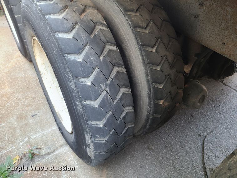 image for item DH7053 2006 Freightliner Condor  refuse truck