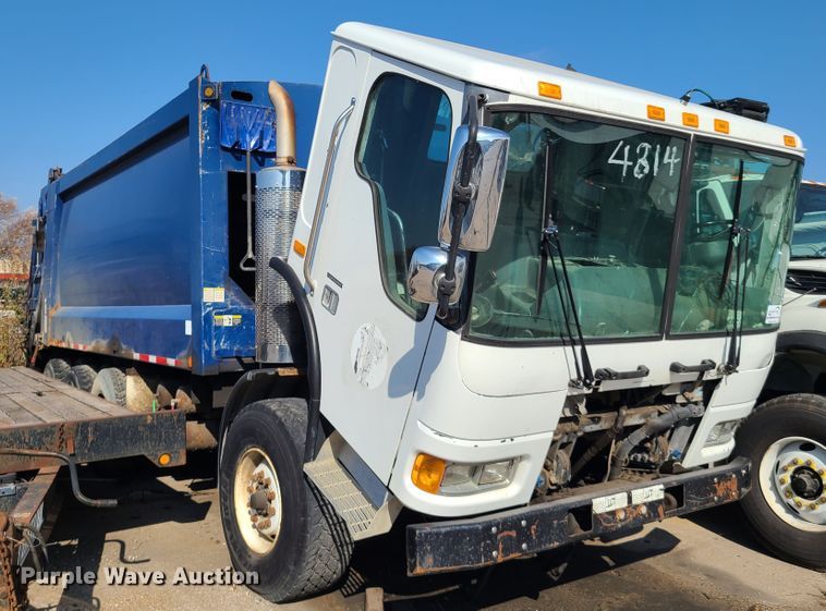 image for item DH7054 2006 Freightliner Condor  refuse truck
