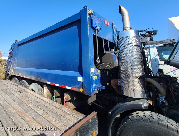 image for item DH7054 2006 Freightliner Condor  refuse truck