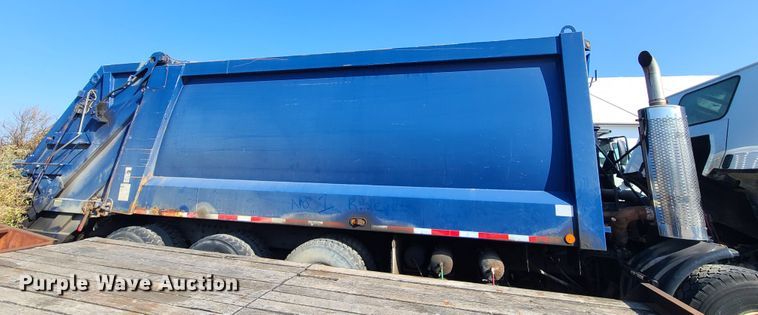 image for item DH7054 2006 Freightliner Condor  refuse truck