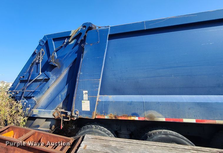 image for item DH7054 2006 Freightliner Condor  refuse truck