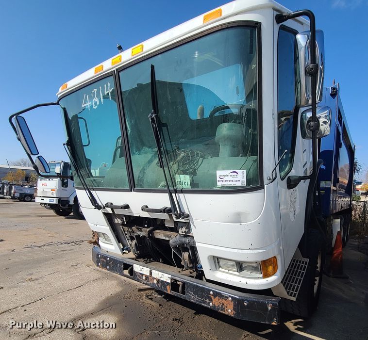image for item DH7054 2006 Freightliner Condor  refuse truck