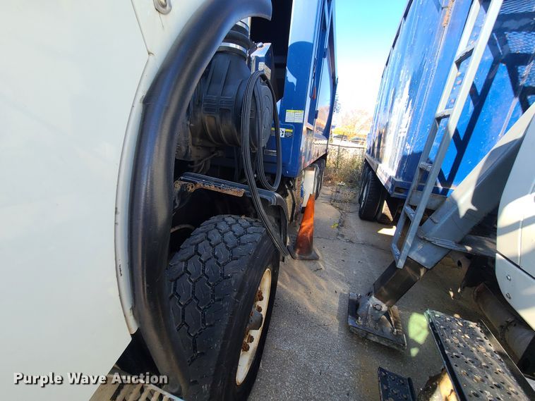 image for item DH7054 2006 Freightliner Condor  refuse truck