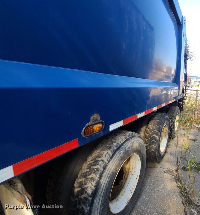 image for item DH7054 2006 Freightliner Condor  refuse truck