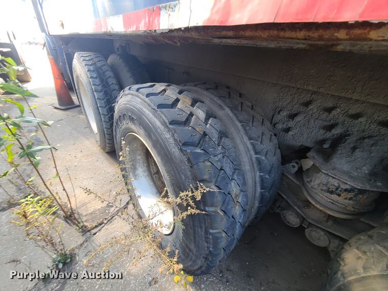 image for item DH7054 2006 Freightliner Condor  refuse truck