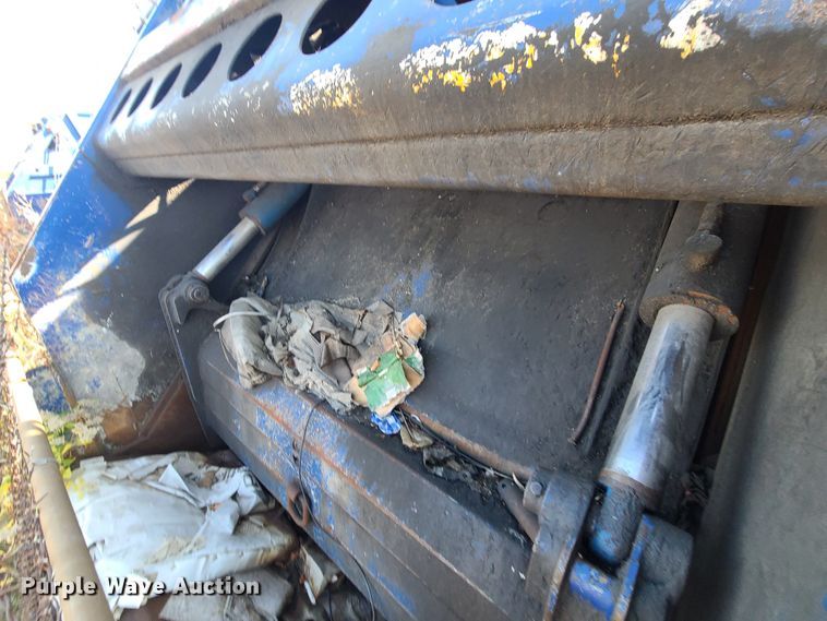 image for item DH7054 2006 Freightliner Condor  refuse truck