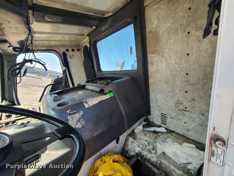 image for item DH7054 2006 Freightliner Condor  refuse truck