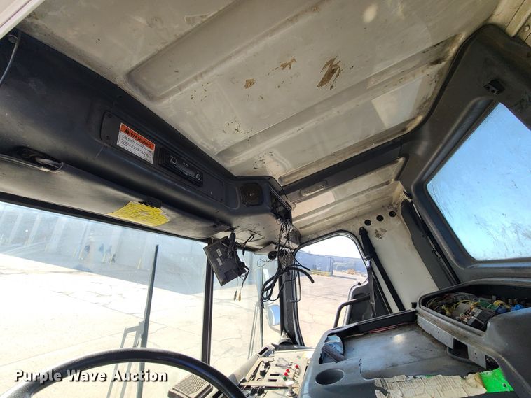 image for item DH7054 2006 Freightliner Condor  refuse truck