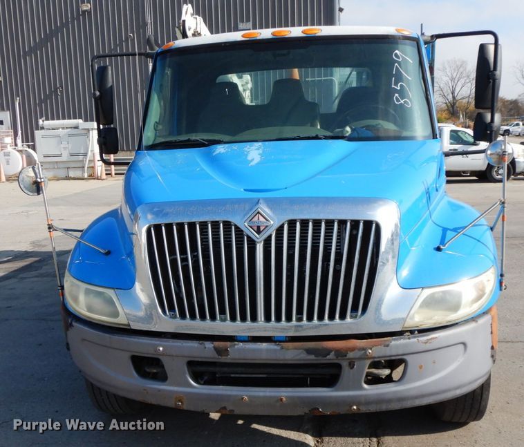 image for item DJ6007 2003 International 4300  service truck with crane