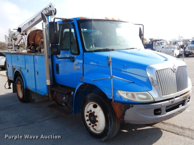 image for item DJ6007 2003 International 4300  service truck with crane