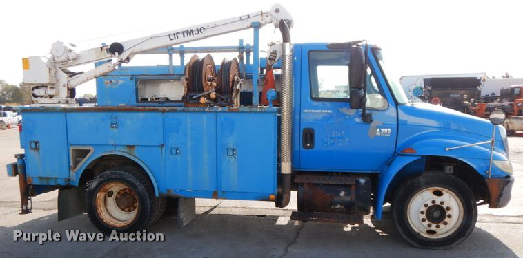 image for item DJ6007 2003 International 4300  service truck with crane