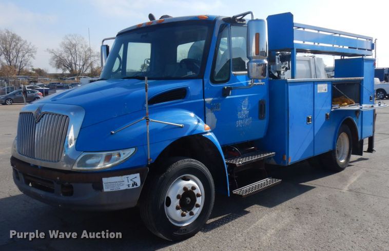 image for item DJ6008 2005 International 4300  service truck with crane