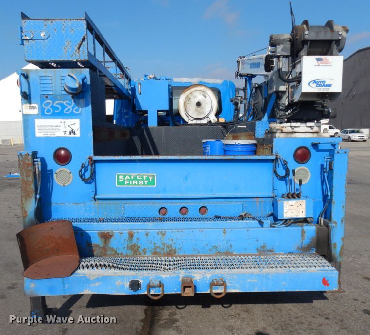 image for item DJ6008 2005 International 4300  service truck with crane