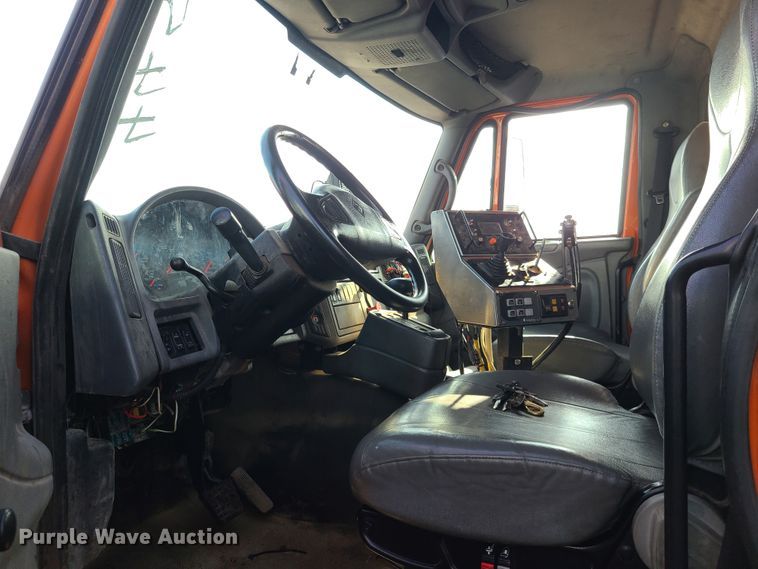 image for item DJ6009 2007 International 7600  dump truck