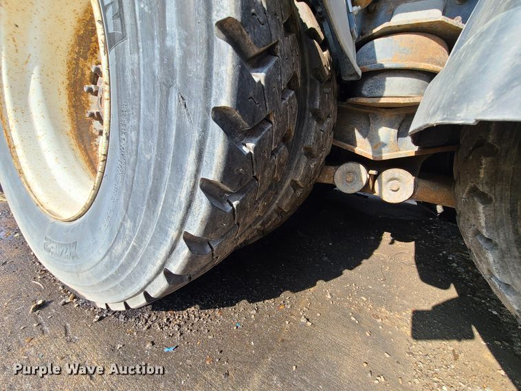 image for item DJ6009 2007 International 7600  dump truck