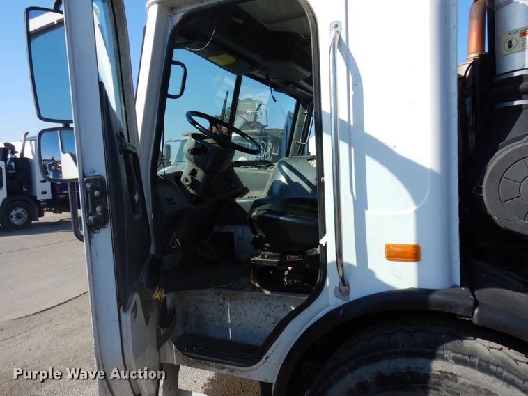 image for item DJ6017 2006 Freightliner Condor  refuse truck