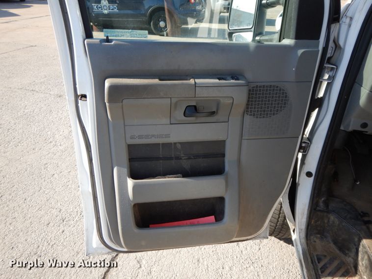 image for item HE9888 2010 Ford E350 Super Duty  van