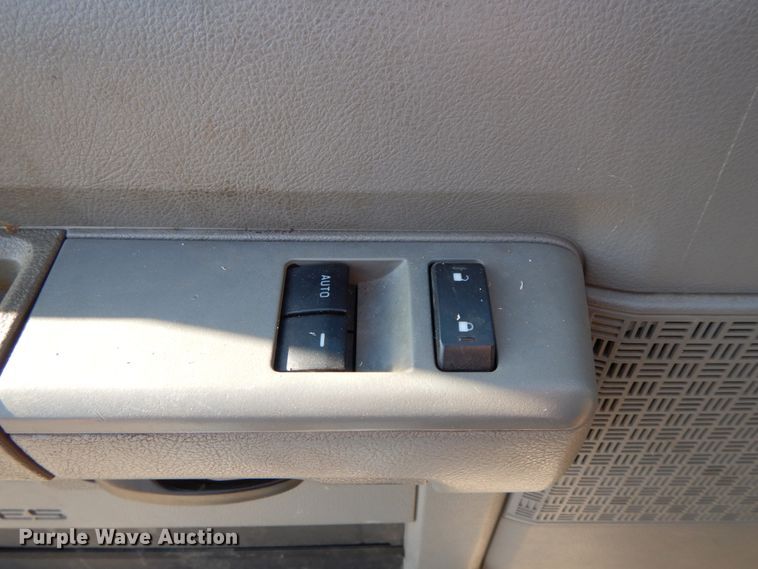 image for item HE9888 2010 Ford E350 Super Duty  van