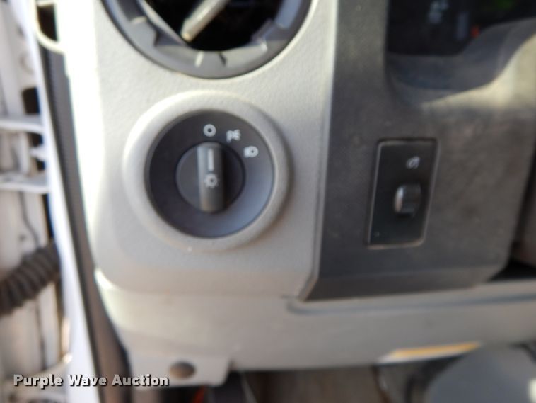 image for item HE9888 2010 Ford E350 Super Duty  van