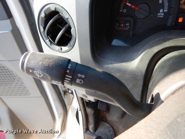 image for item HE9888 2010 Ford E350 Super Duty  van