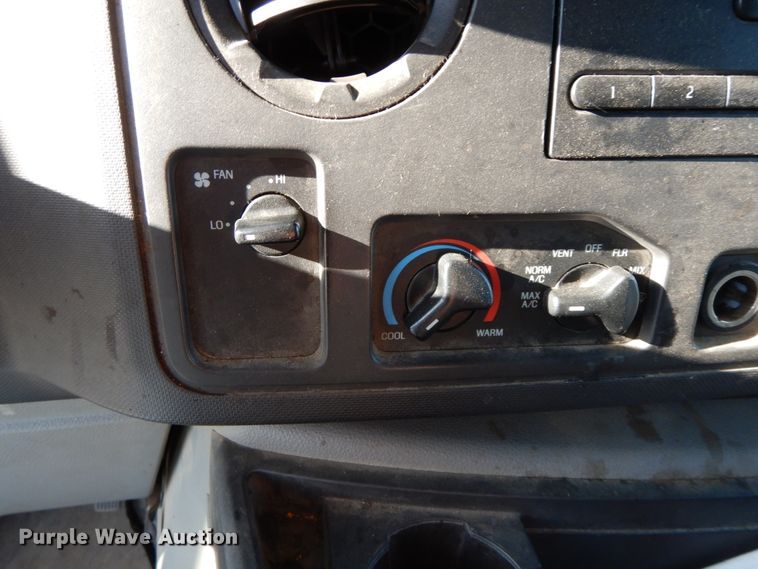 image for item HE9888 2010 Ford E350 Super Duty  van