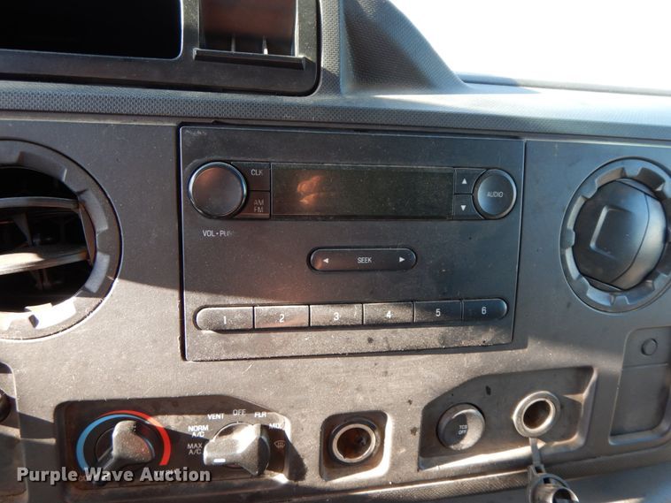 image for item HE9888 2010 Ford E350 Super Duty  van