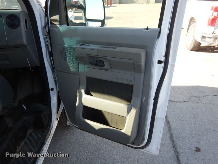 image for item HE9888 2010 Ford E350 Super Duty  van