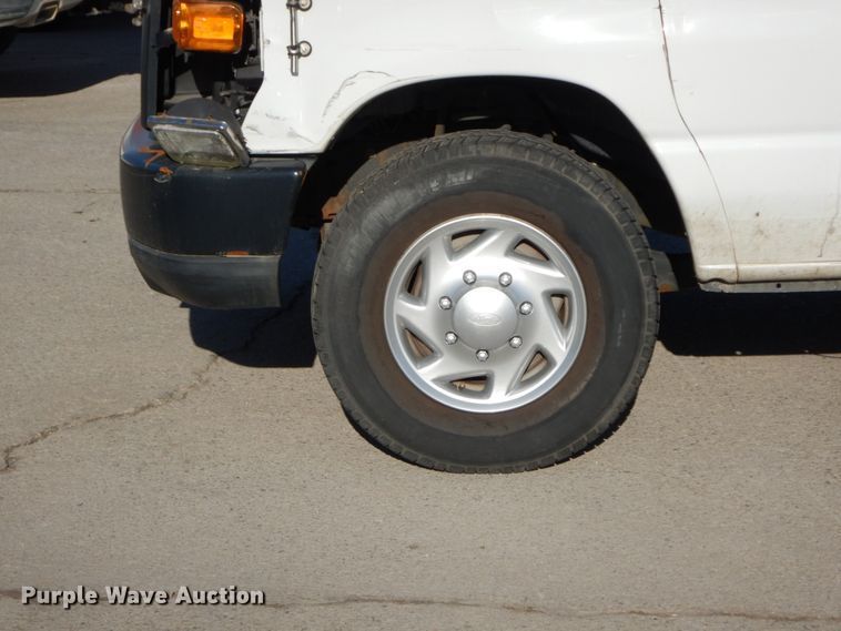 image for item HE9888 2010 Ford E350 Super Duty  van