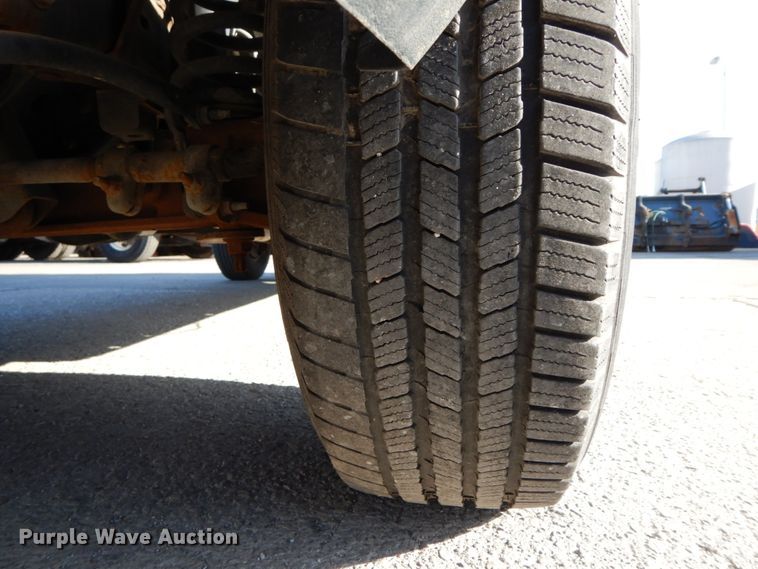 image for item HE9888 2010 Ford E350 Super Duty  van