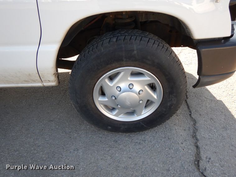 image for item HE9888 2010 Ford E350 Super Duty  van