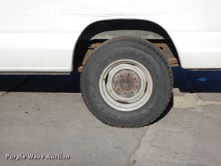 image for item HE9888 2010 Ford E350 Super Duty  van