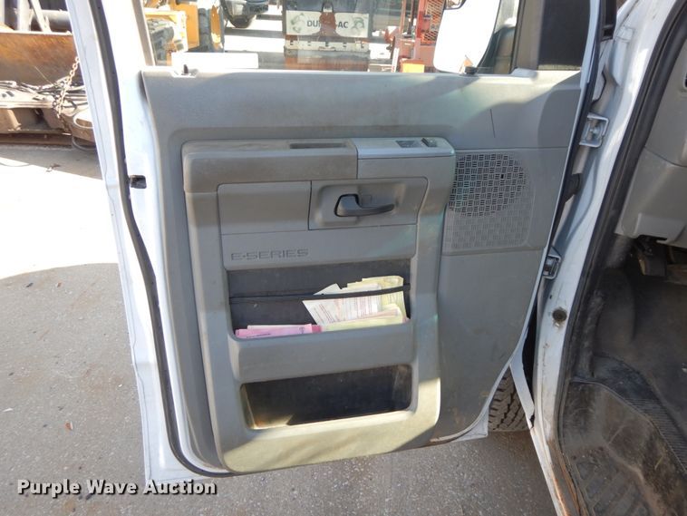 image for item HE9890 2010 Ford E350 Super Duty  van