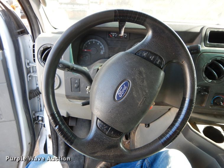 image for item HE9890 2010 Ford E350 Super Duty  van