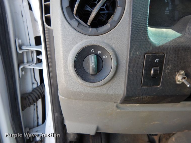 image for item HE9890 2010 Ford E350 Super Duty  van