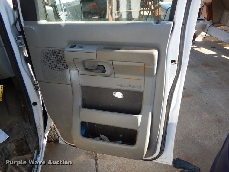 image for item HE9890 2010 Ford E350 Super Duty  van