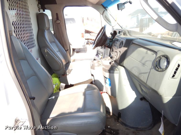 image for item HE9890 2010 Ford E350 Super Duty  van