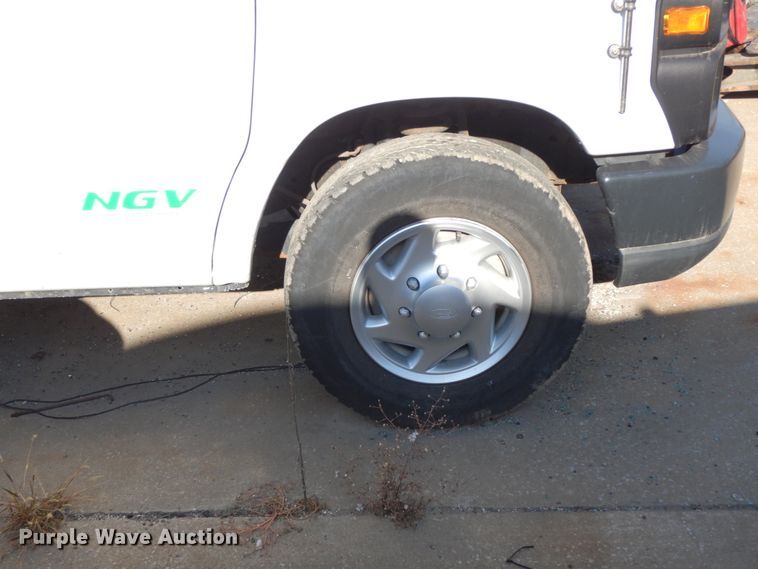 image for item HE9890 2010 Ford E350 Super Duty  van