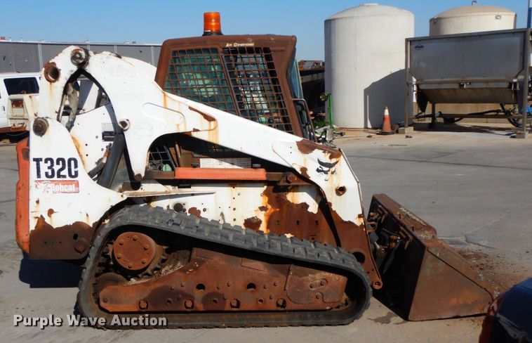 image for item HE9891 2010 Bobcat T320  skid steer loader