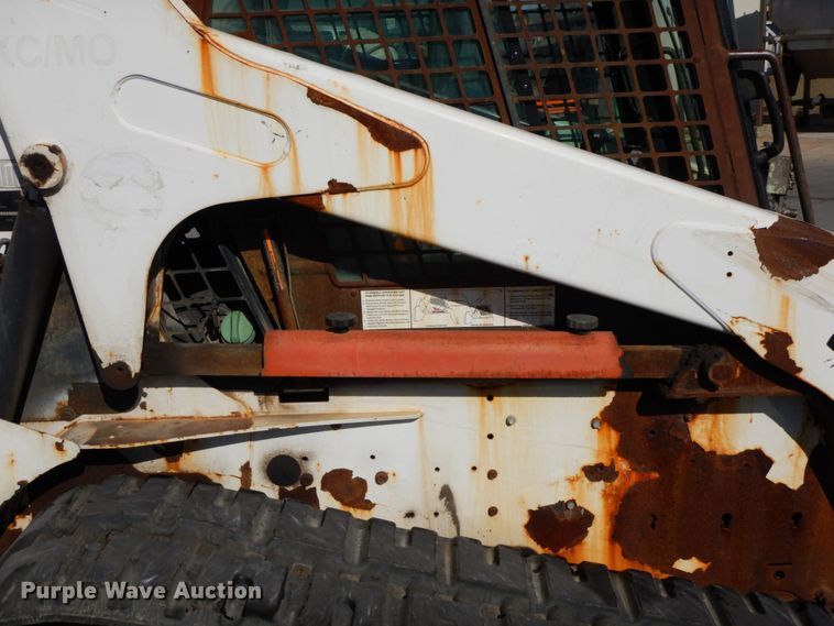 image for item HE9891 2010 Bobcat T320  skid steer loader