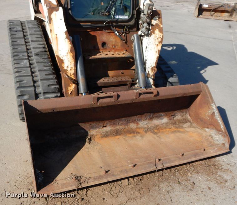 image for item HE9891 2010 Bobcat T320  skid steer loader