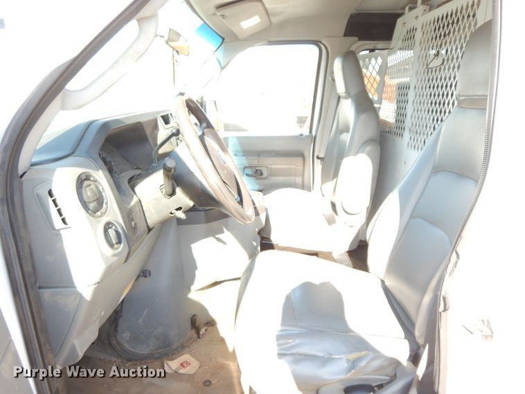 image for item HE9892 2010 Ford E350 Super Duty  van