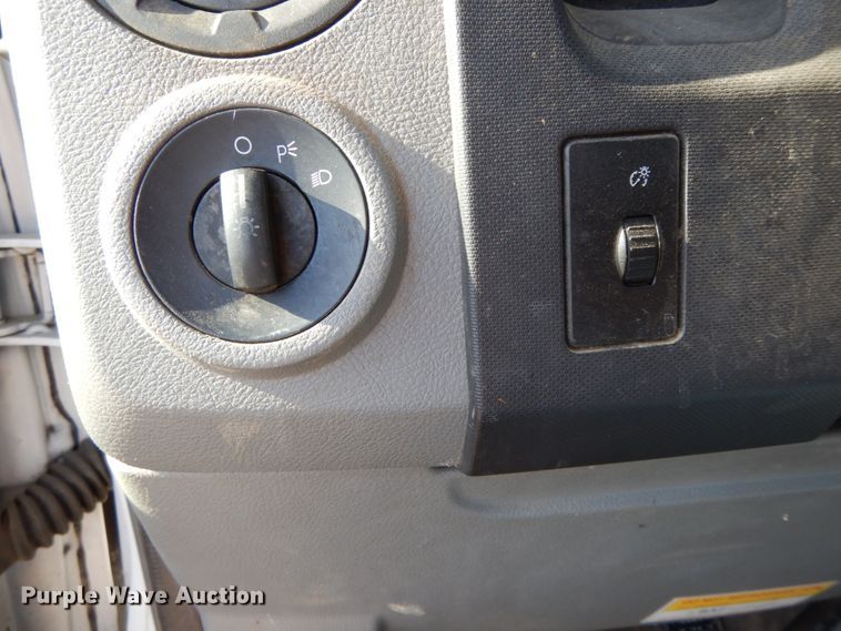 image for item HE9892 2010 Ford E350 Super Duty  van