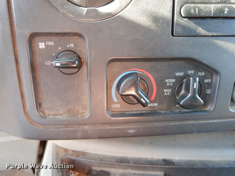 image for item HE9892 2010 Ford E350 Super Duty  van