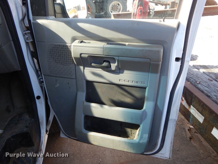 image for item HE9892 2010 Ford E350 Super Duty  van