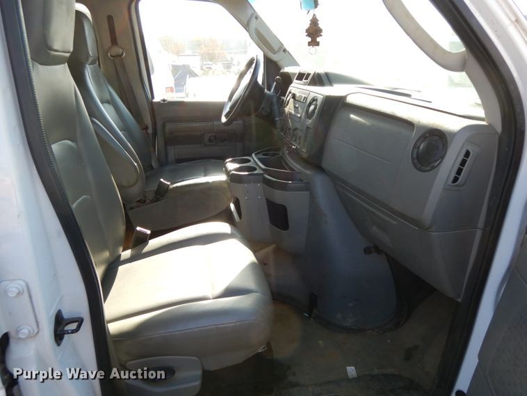 image for item HE9892 2010 Ford E350 Super Duty  van