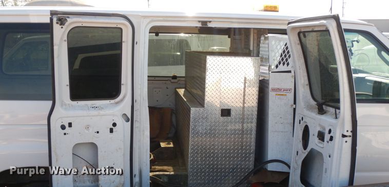 image for item HE9892 2010 Ford E350 Super Duty  van
