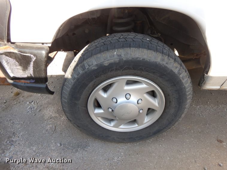 image for item HE9892 2010 Ford E350 Super Duty  van